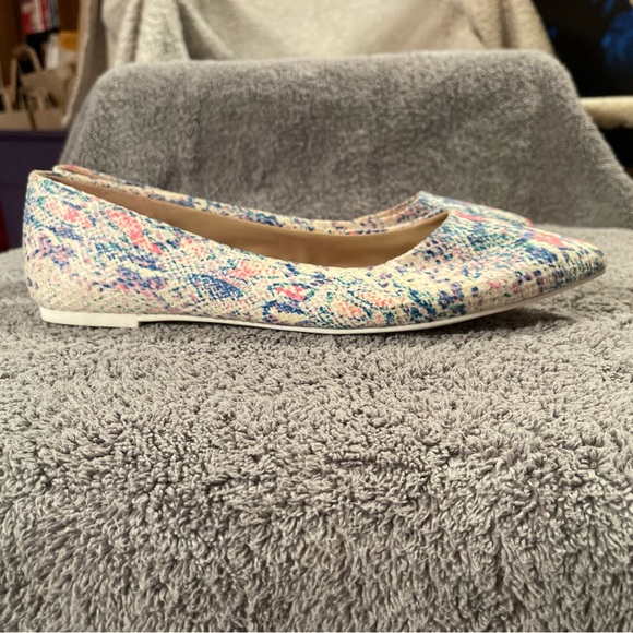 Flats - Picture 1 of 6